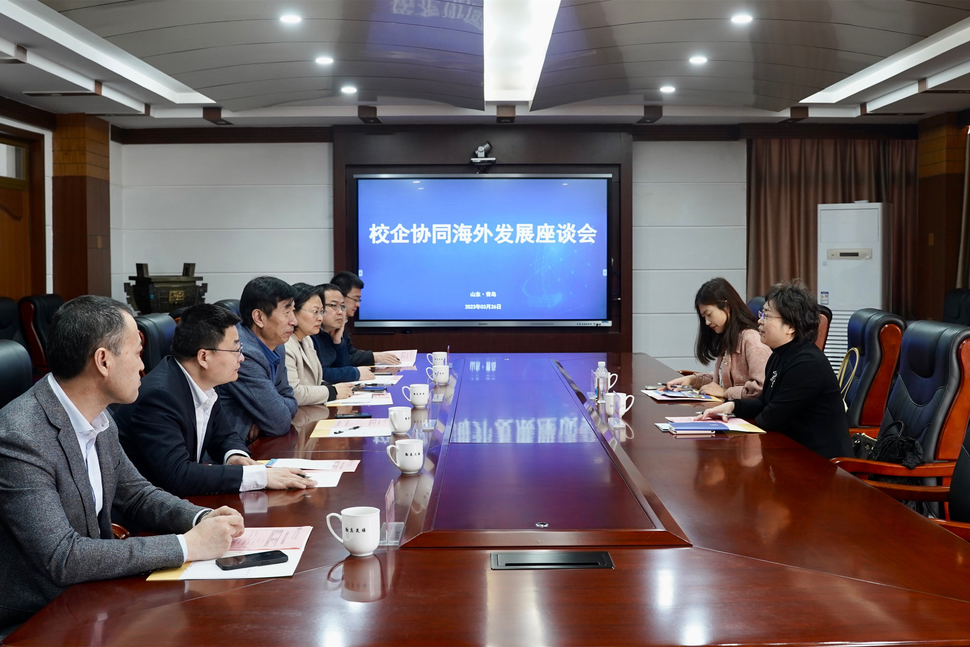 学校举行校企协同海外发展座谈会