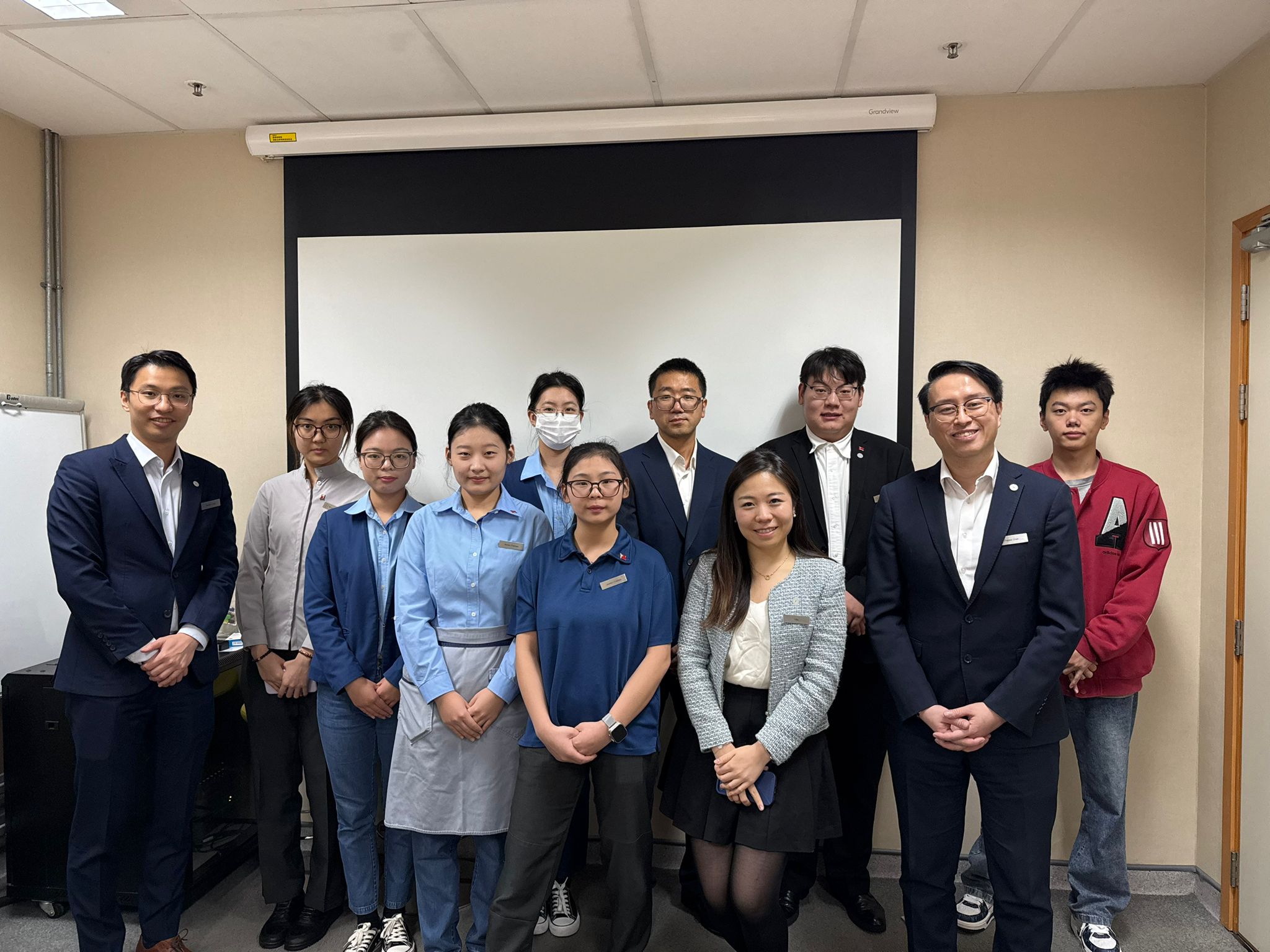 鲁商（香港）国际贸易有限公司领导看望我校实习学子